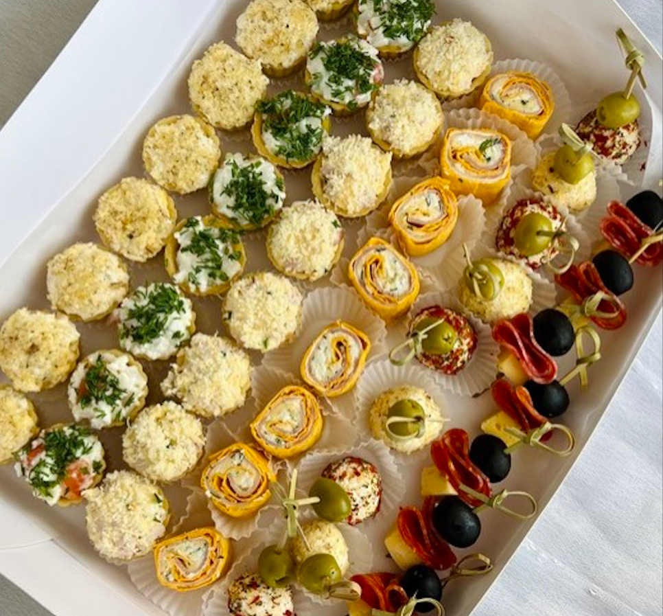 Фуршетный сет на 10-12 персон - 846 р/чел | CaterMe Омск заказать