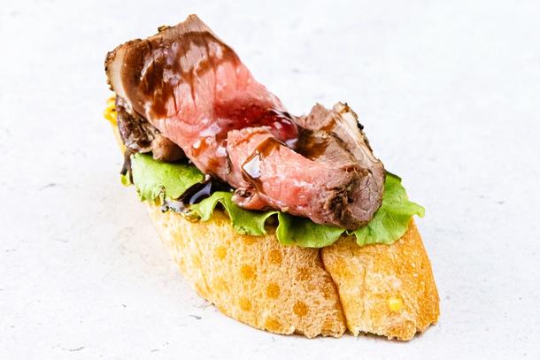 Брускета с ростбифом