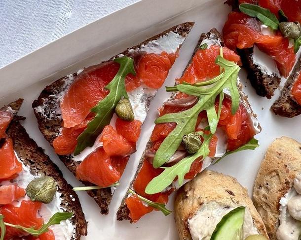 Кростини с красной рыбой c/c