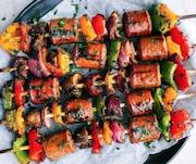 Мини шашлычки из овощей, шампиньонов и пикантных колбасок