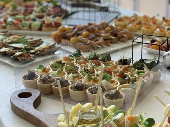 Недорогой фуршетный сет с горячими закусками на 20 персон в Новосибирске