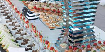 Сытный новогодний фуршет с мебелью и обслуживанием для 60 персон